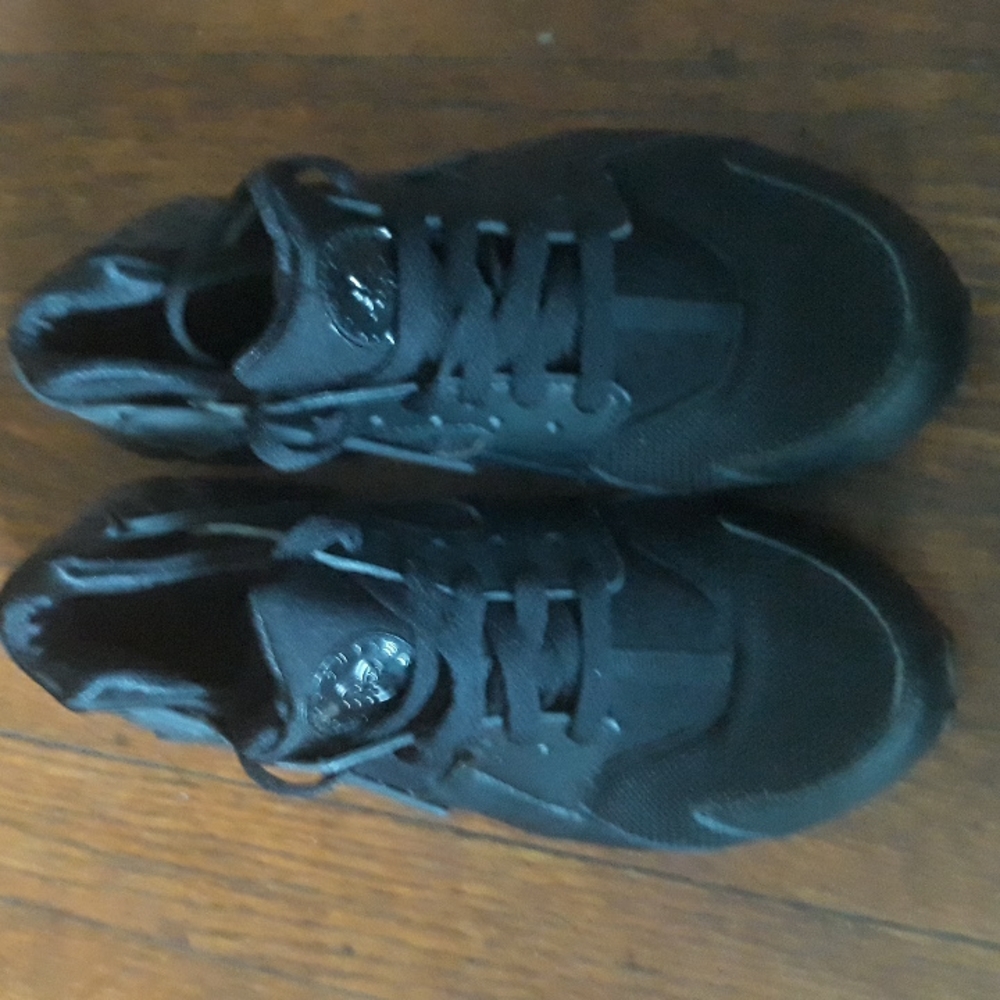 Black Nike huarache size 7y